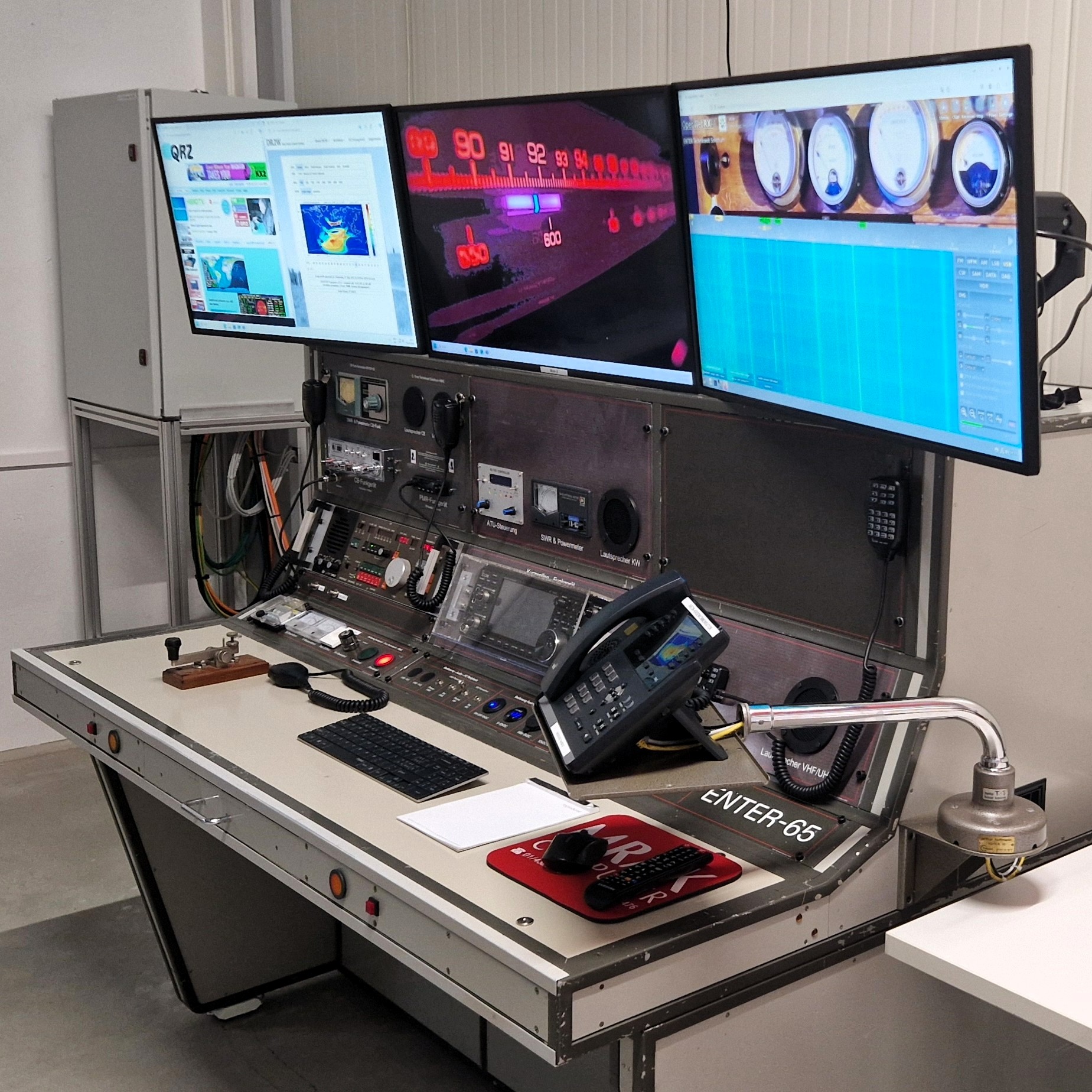 HB9E Funkpult mit drei Monitoren und Transceivern in der ENTER Technikwelt Solothurn