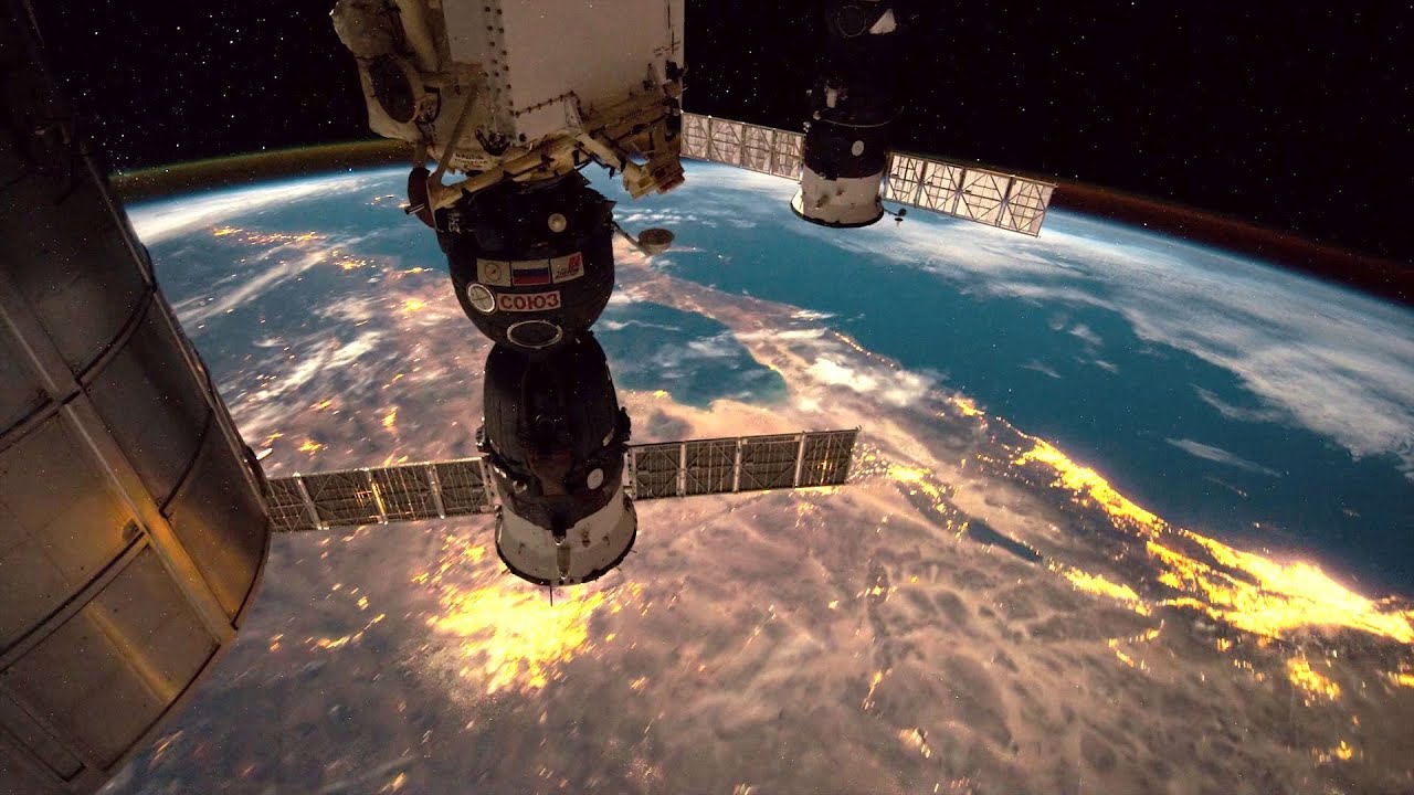 Internationale Raumstation und die nächtliche Erde aus dem All