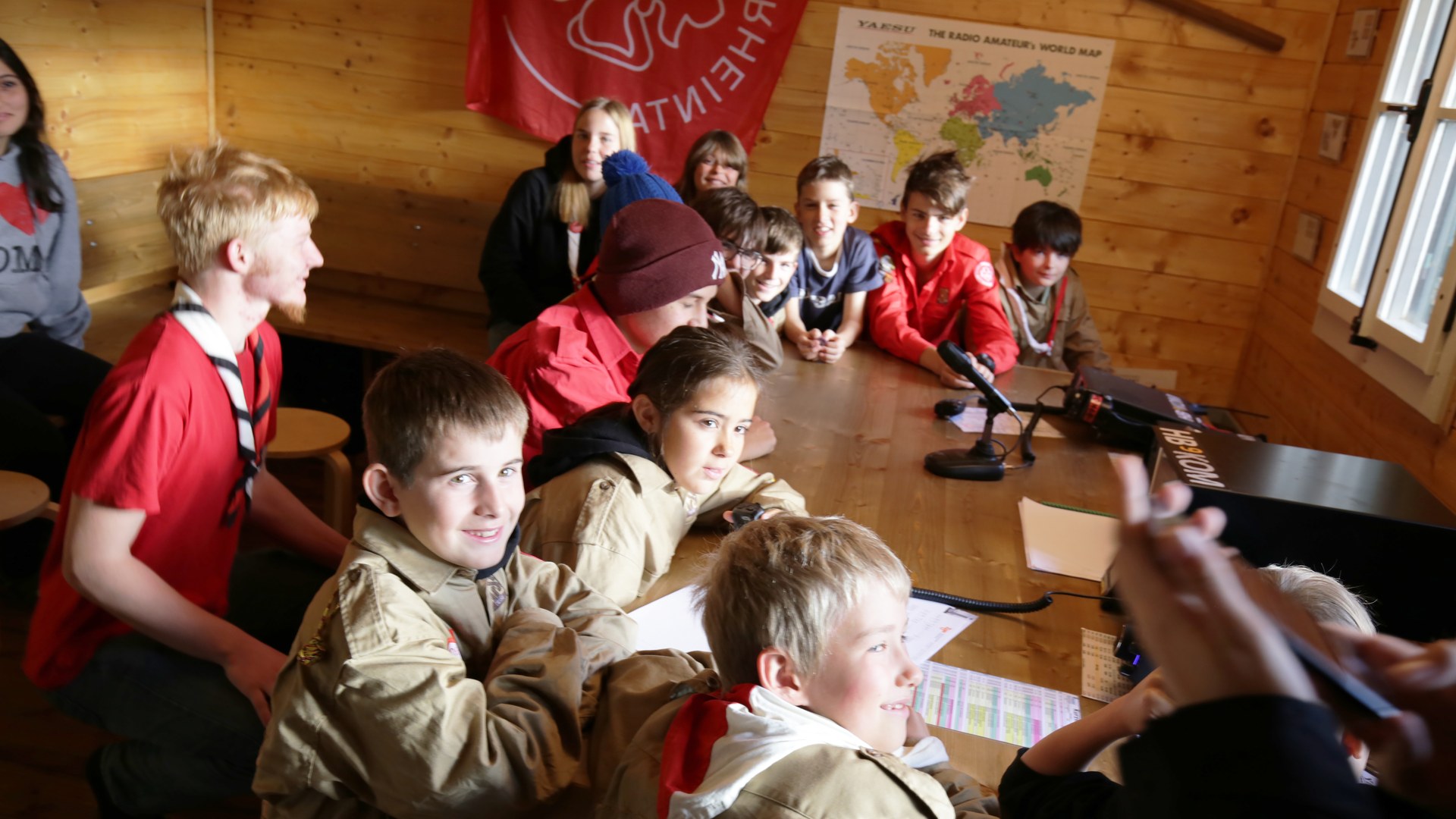 Pfadfinder beim Jamboree-on-the-Air am Funkgerät